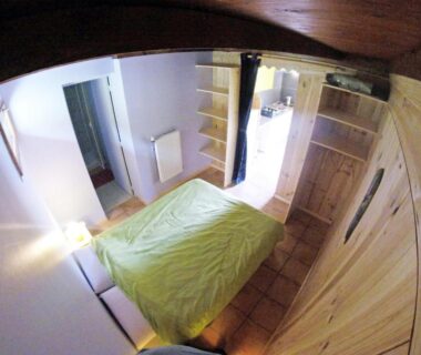 Chambre avec lit double placard et sol carrelé dans le camping La Valière