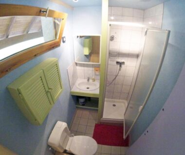 Salle de bains avec douche et toilettes au camping La Valière