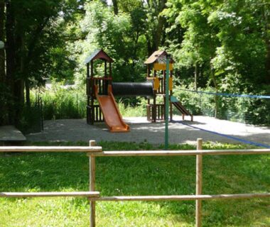 Aire de jeux pour enfants dans les arbres au camping La Valière