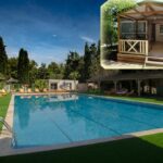 Piscine extérieure bordée de transats et parasols au camping La Vallée De Taradeau