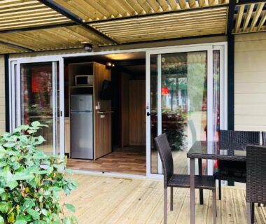 Terrasse couverte avec table et chaises devant le mobil-home La Vallée De Taradeau