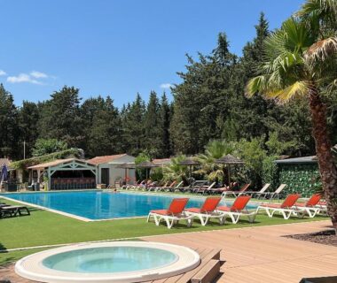 Piscine et spa dans le camping La Vallée De Taradeau