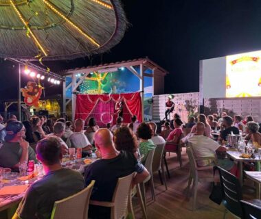 Terrasse nocturne avec scène et spectateurs au camping La Vallée De Taradeau