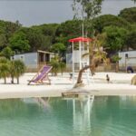 Plage et bassin avec transats au camping La Yole Mobil-home bord de mer et grand espace aquatique