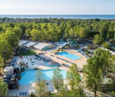 Parc boisé avec piscines et vue mer au camping La Yole Mobil-home bord de mer et grand espace aquatique