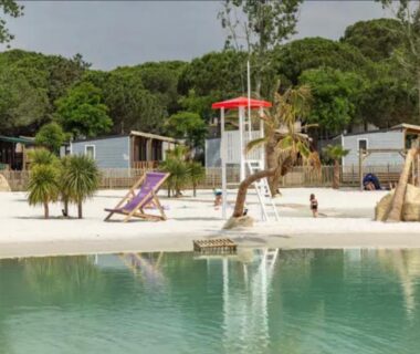 Plage et bassin avec transats au camping La Yole Mobil-home bord de mer et grand espace aquatique