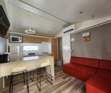 Intérieur salon et kitchenette dans le mobil-home La Yole