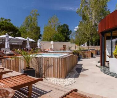 Espace détente avec jacuzzi et transats au camping La Yole Mobil-home bord de mer et grand espace aquatique