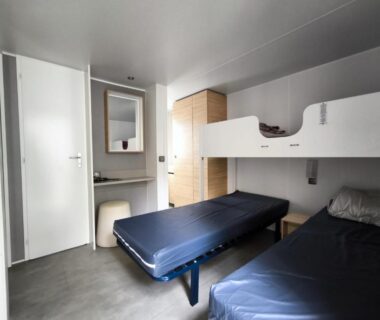 Chambre avec lits superposés et lits simples dans le mobil-home La Yole Mobil-home bord de mer et grand espace aquatique