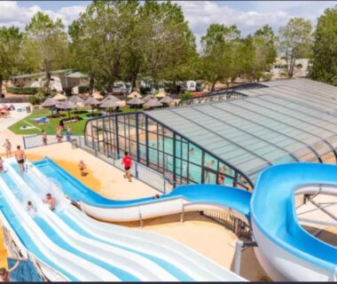Espace aquatique avec toboggans et piscine couverte du camping La Yole