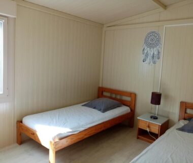 Chambre intérieure avec deux lits simples au camping La belle étoile