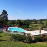 Piscine extérieure et terrasse dans la campagne au camping La belle étoile
