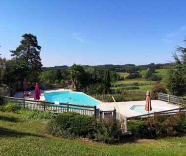 Piscine extérieure et terrasse dans la campagne au camping La belle étoile