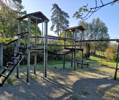 Aire de jeux en bois dans le camping La belle étoile