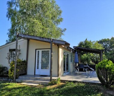 Terrasse avec pergola et jardin au camping La belle étoile