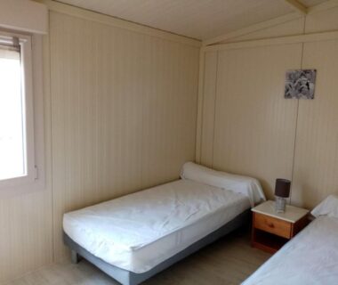 Chambre intérieure avec deux lits simples dans le camping La belle étoile