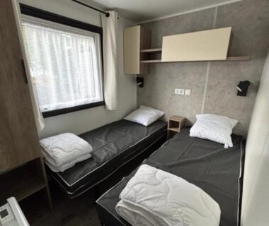 Chambre avec lits simples et fenêtre dans l'hébergement La belle évasion