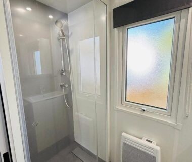 Salle d'eau avec cabine de douche dans le mobil-home La belle évasion