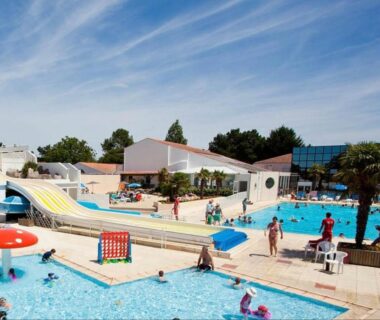 Piscine extérieure avec toboggans et bassins au camping La belle évasion