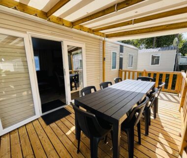 Terrasse en bois avec table et chaises du mobil-home La belle évasion