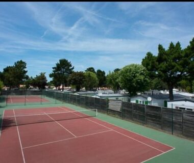 Terrain de tennis au camping La belle évasion