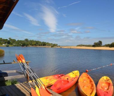 Bord du lac avec kayaks et plage à La cabane de Lise