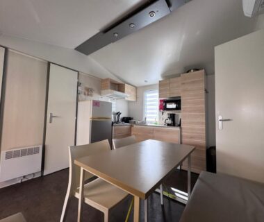 Intérieur avec cuisine équipée et coin repas dans La cabane de Lise