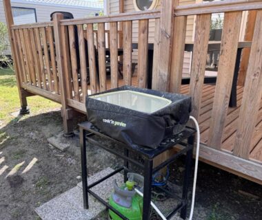 Espace extérieur avec barbecue près de la terrasse en bois à La cabane de Lise