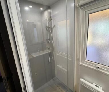 Salle d'eau avec douche vitrée dans La cabane des pins
