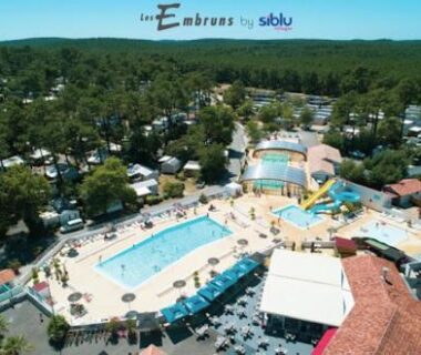 Piscine centrale et toboggans en plein air au camping La cabane des pins