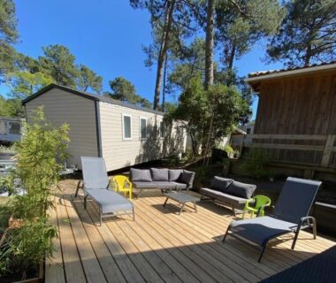 Terrasse en bois avec salon extérieur au camping La cabane des pins