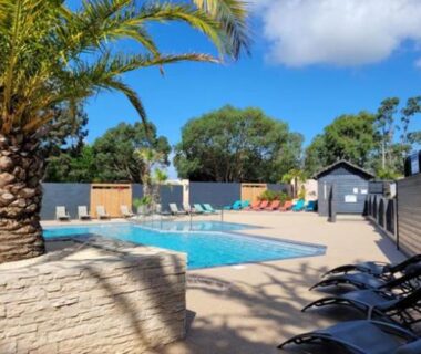 Piscine extérieure et transats au camping La casa du clos