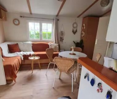 Intérieur séjour avec coin repas et banquette dans l'hébergement La casa du clos