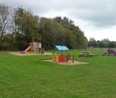 Aire de jeux sur pelouse dans le camping La casa du clos