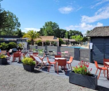 Terrasse avec tables et chaises près de la piscine de La casa du clos
