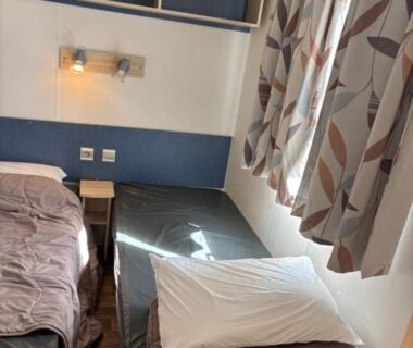 Intérieur de chambre avec deux lits simples dans le camping La palmeraie à Torreilles