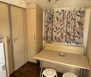 Coin repas et kitchenette dans mobil-home au camping La palmeraie à Torreilles