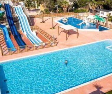 Piscines extérieures avec toboggans au camping La Palmeraie à Torreilles