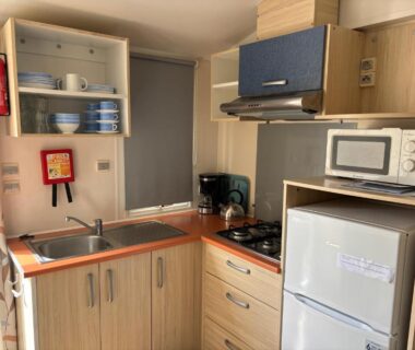 Cuisine équipée dans le mobil-home de La palmeraie à torreilles
