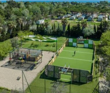 Vue aérienne des terrains et aire de jeux du camping La palmeraie à Torreilles