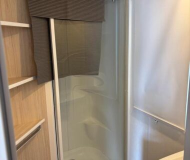 Salle d'eau avec cabine de douche au camping La Palmeraie à Torreilles