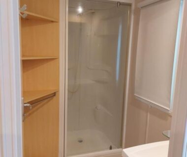 Salle de bain avec cabine de douche dans La pépite Rose d’Europapark
