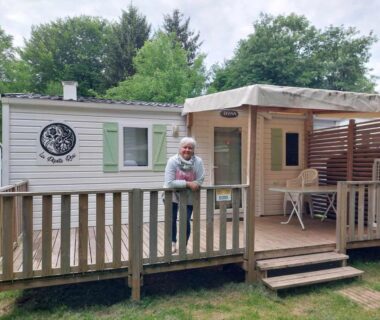 Terrasse en bois devant mobil-home avec auvent et chaise au camping La pépite Rose d’Europapark