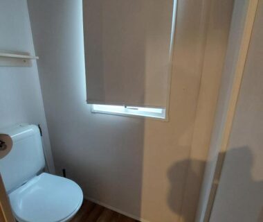 WC avec volet roulant et sol stratifié dans le mobil-home La pépite Rose d'Europapark