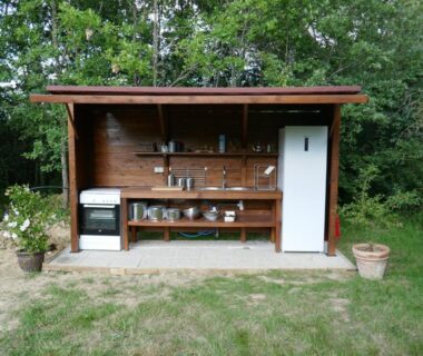 Cuisine extérieure abritée dans un espace vert à la roulotte aux Nuits Insolites d'Argoumbat