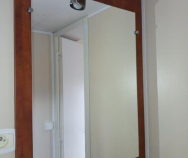 Salle de bain avec miroir mural et tablette en verre de La terrasse du chat