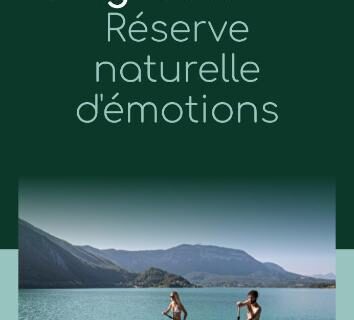 Lac d'Aiguebelette avec deux personnes en paddle au camping La terrasse du chat