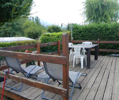 Terrasse en bois avec transats et table au camping La terrasse du chat