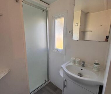 Salle de bain avec douche et lavabo dans le mobil home Lac Des Rêves LaConciergerieByNina