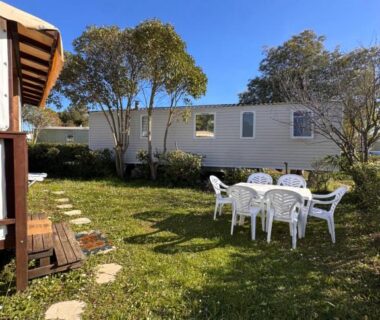 Jardin avec table et chaises devant le mobil home au Lac Des Rêves Mobil Home 6P LaConciergerieByNina